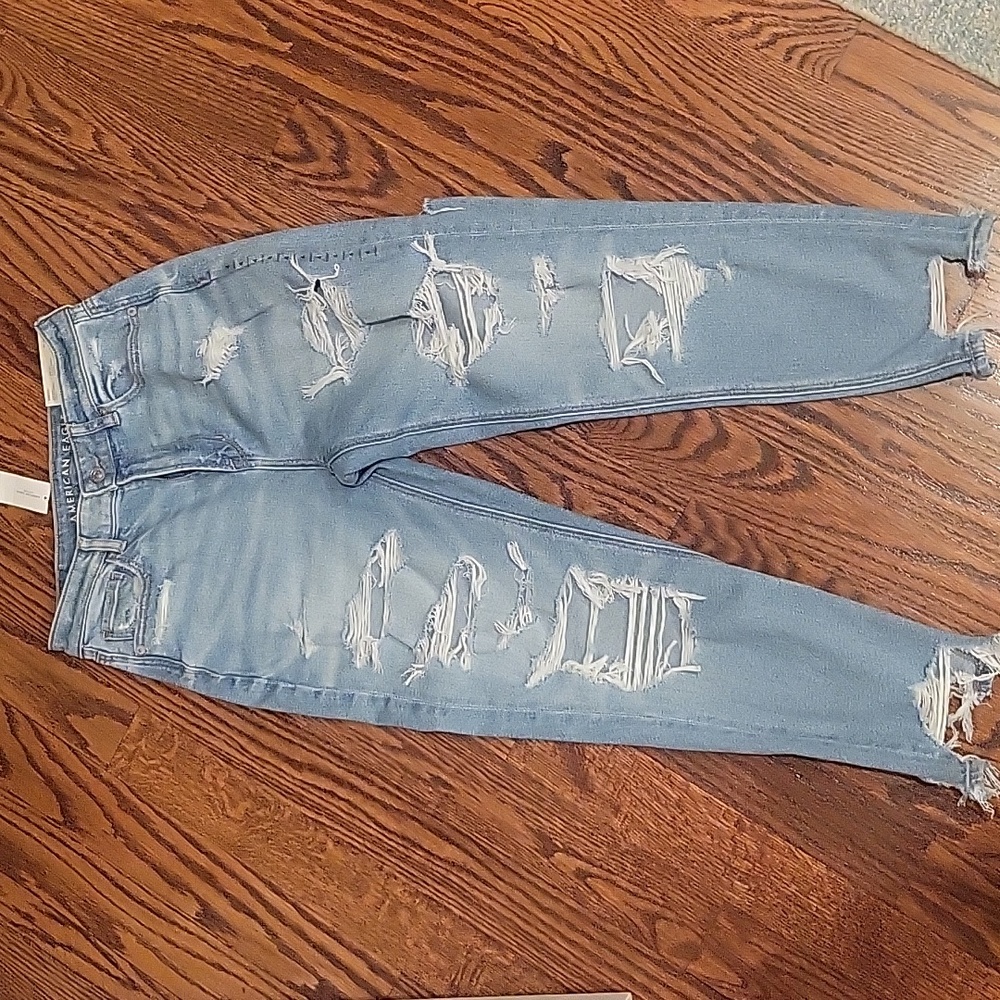 American Eagle NWT Ripped Mom Jeans sz 4